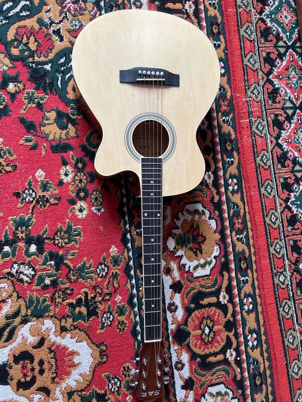 akustik gitara. deyarli yangi kabi. akustik gitara. deyarli yangi kabi.