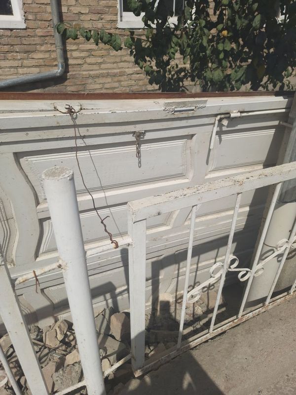 Продоется ворота и кухонный горнитур отличном состояние Продоется ворота и кухонный горнитур отличном состояние