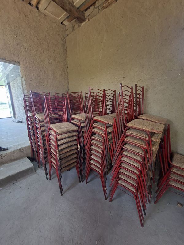 Stol stul lar mustahkam qilib ishlangan tayyor biznes olgan odamni Stol stul lar mustahkam qilib ishlangan tayyor biznes olgan odamni