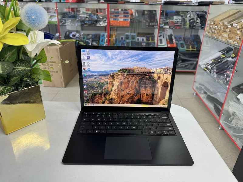 Surface macbookni raqobotdoshi, metal korpus core i7 ekrani sensor zor Surface macbookni raqobotdoshi, metal korpus core i7 ekrani sensor zor