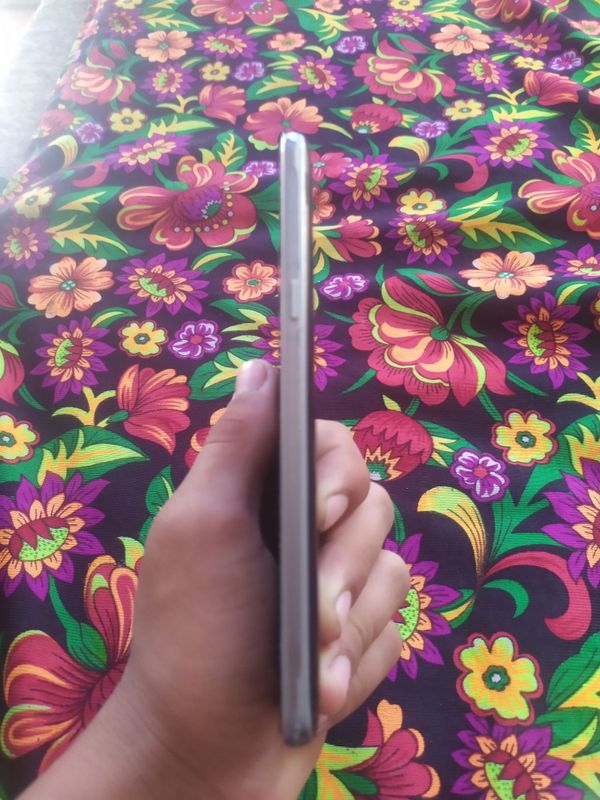 Galaxy J5 2016 zaryadkasi 1 kunga yetadi Galaxy J5 2016 zaryadkasi 1 kunga yetadi