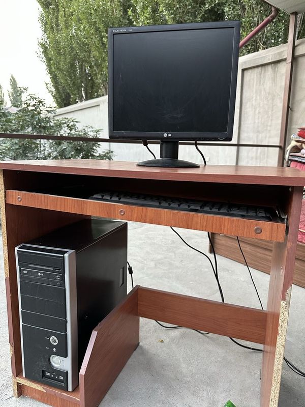 LG flatron L1734S monitor va LG keys stoli bilan birga sotiladi LG flatron L1734S monitor va LG keys stoli bilan birga sotiladi