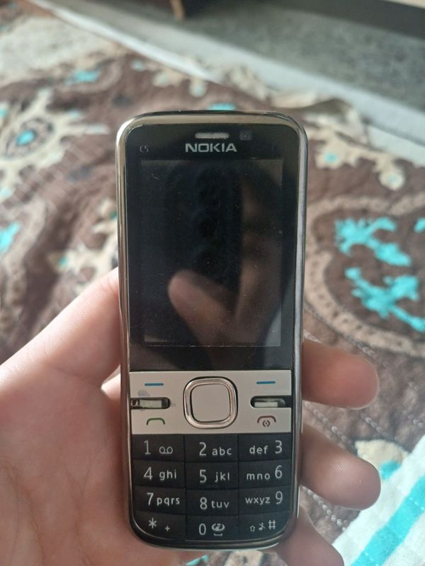 Nokia C5 zapchastga sotiladi