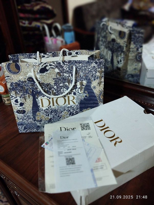Кроссовки для девушек. Dior