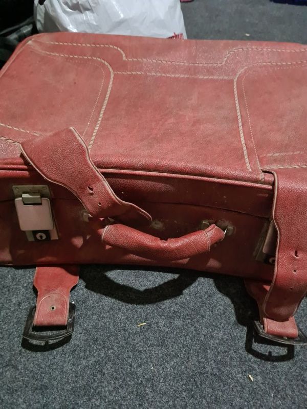Срочно все из дома, продам советский чемодан Срочно все из дома, продам советский чемодан
