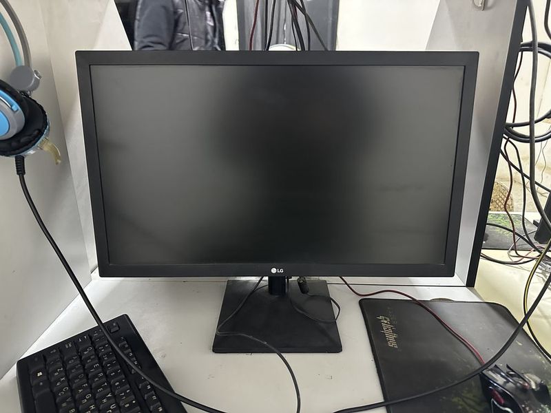 Lg 22 monitor Sotiladi. 12 dona bor