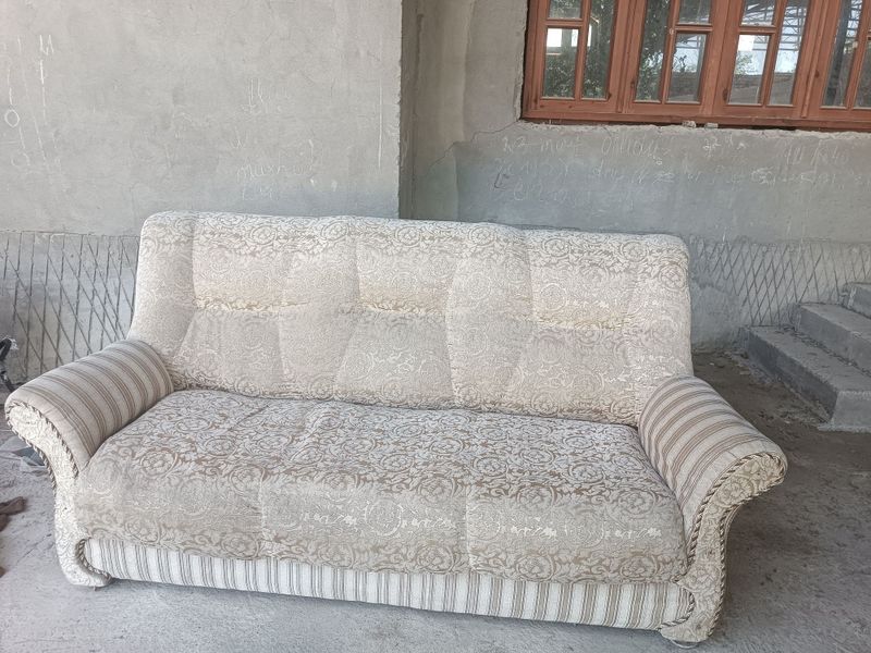 Divan sotiladi.200 ming Divan sotiladi.200 ming