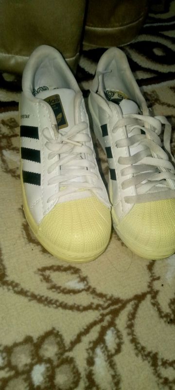 Qizlar uchun Adidas brendidan krosofka Qizlar uchun Adidas brendidan krosofka