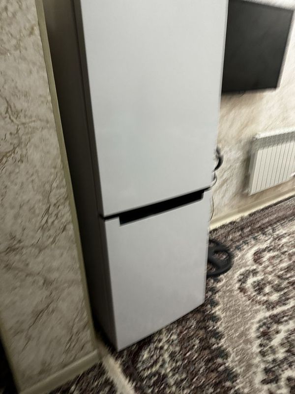 Холодильник indesit в идеальном состоянии цвет белый Холодильник indesit в идеальном состоянии цвет белый