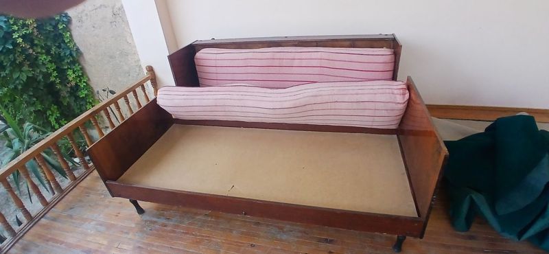 Divan matrosi bilan.