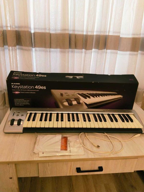 Продаю MIDI клавиатуру Продаю MIDI клавиатуру