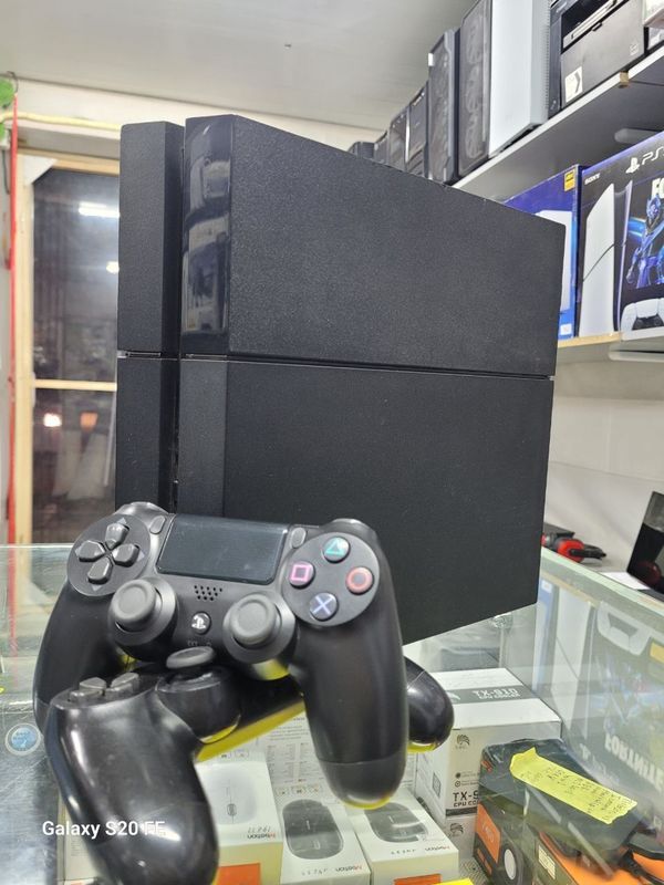 Продается игровой консол Sony Playstation 4 672