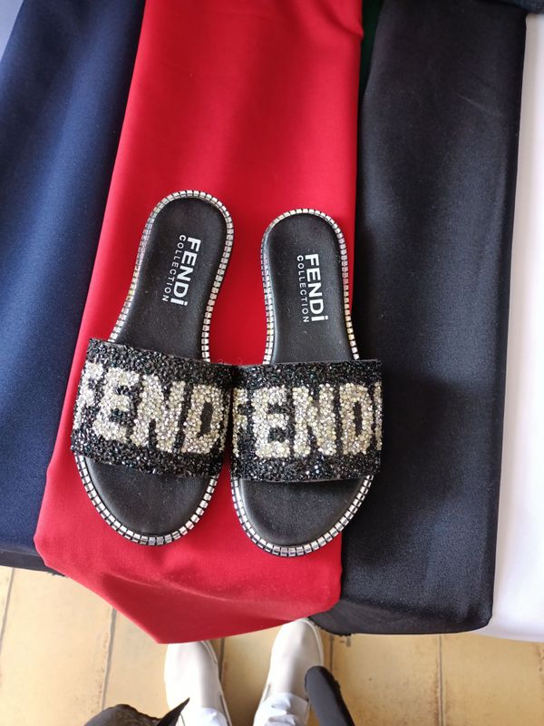 Летние шлепки от Fendi