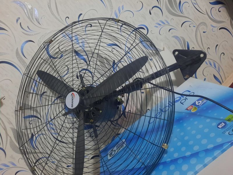 Ventilator devorga urnatiladigan Ventilator devorga urnatiladigan