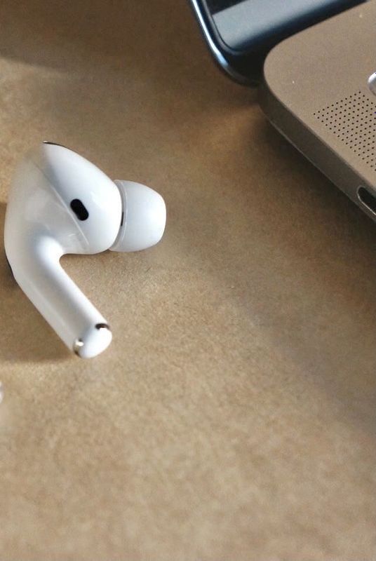 Airpods pro /правый наушник(кто сломал или потерял)оригинал A 2084