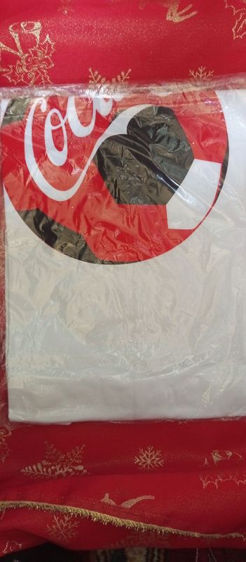 Продаются футболки с логотипом coca-cola. Продаются футболки с логотипом coca-cola.