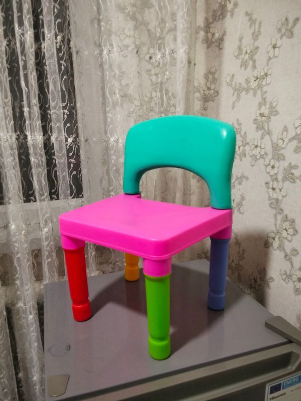 Яркий стульчик для детей