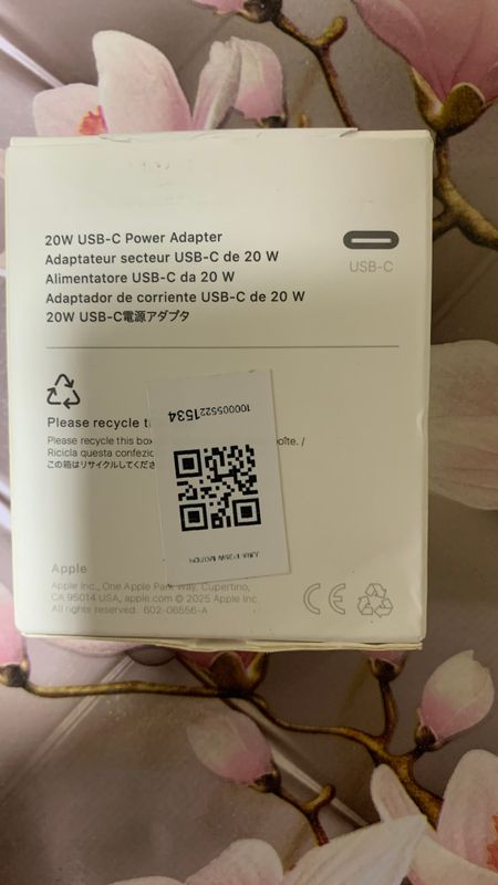 Adabtri o’zi Apple ga yengi tez zaryadka qiladi Adabtri o’zi Apple ga yengi tez zaryadka qiladi