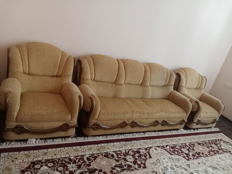 Диван 2 кресло мияхки продается.