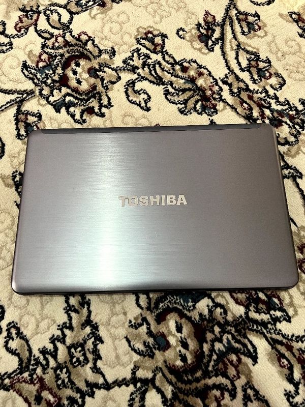 TOSHIBA noutbuk sotiladi