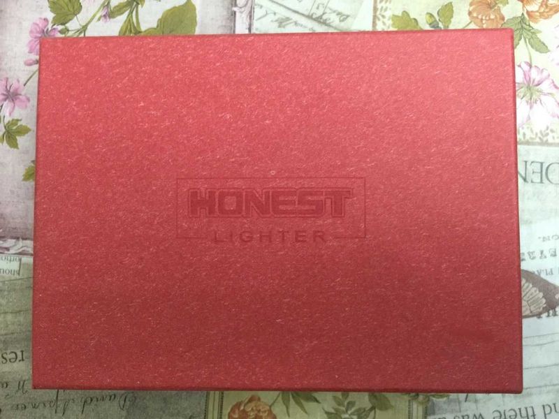 Набор состоящий из зажигалки и пепельницы HONEST.