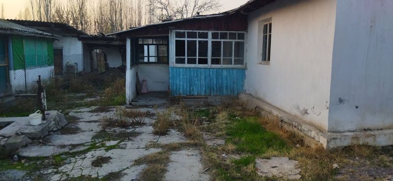 Продаётся участок 11 соток. Имеется 1 дом из 4-х комнат Продаётся участок 11 соток. Имеется 1 дом из 4-х комнат
