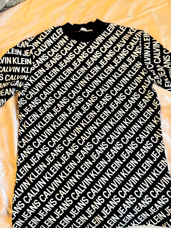 Продается Лонг слив calvin klein (original) Продается Лонг слив calvin klein (original)