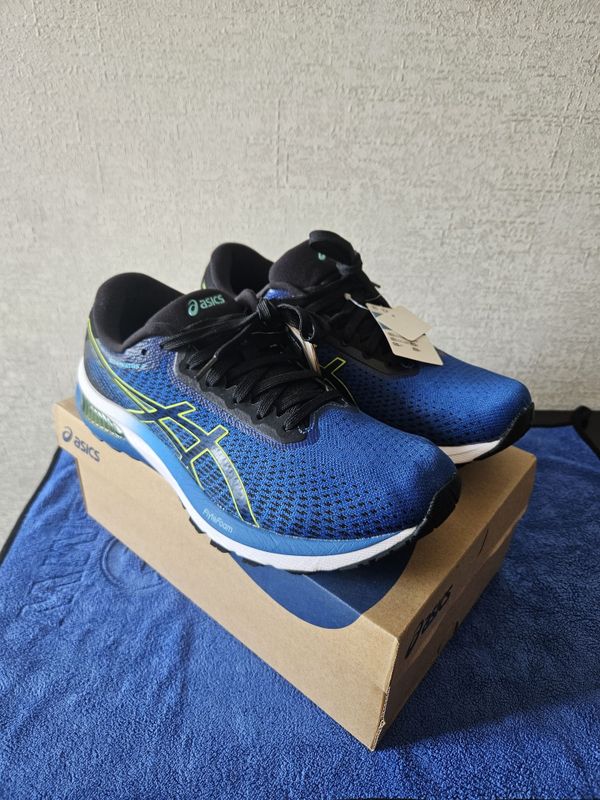 Продаются мужские оригинальные кроссовки фирмы Asics Продаются мужские оригинальные кроссовки фирмы Asics