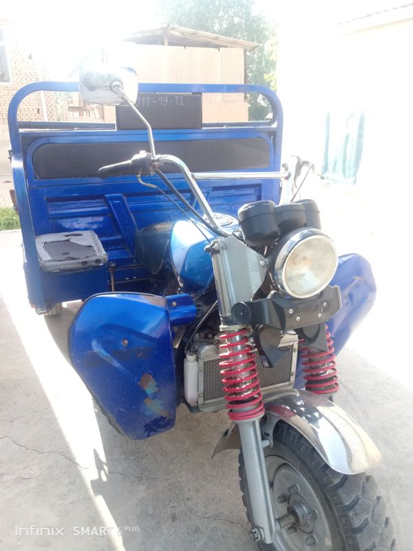 Mototsikl yurib turibdi 1.500 kg yuk oladi Mototsikl yurib turibdi 1.500 kg yuk oladi