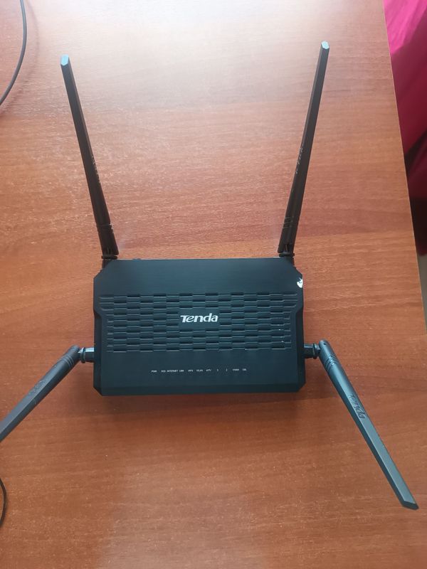 WiFi роутер с 4 палками WiFi роутер с 4 палками