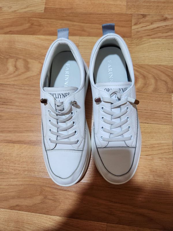 Продам женские кроссовки