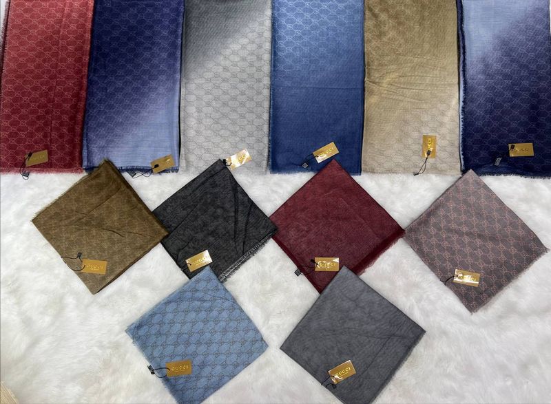 Бренд Gucci, оригинал Х/б бамбук, размер 110х110 платок Бренд Gucci, оригинал Х/б бамбук, размер 110х110 платок