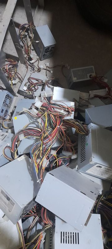 Kompyuter blok pitaniyalari sotiladi Kompyuter blok pitaniyalari sotiladi