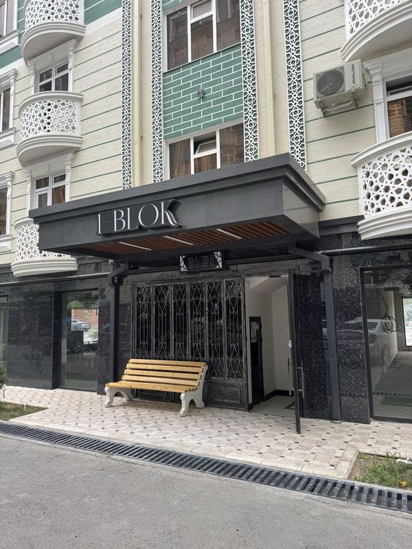 1 xonali 2 xona qilingan Tinchlik plaza yonida Xonsaroy domlarida