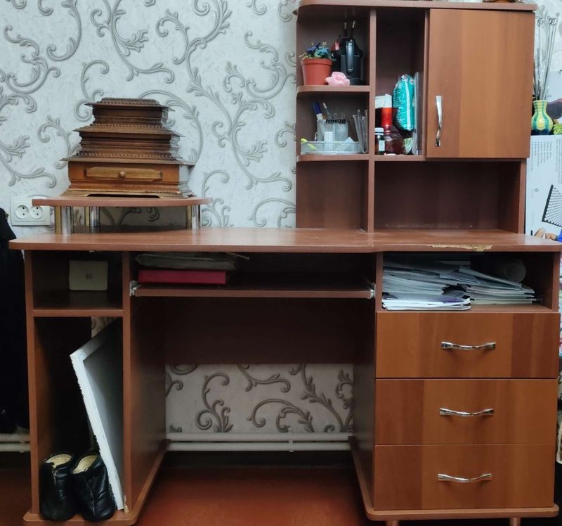 Срочно Продаётся письменный стол Срочно Продаётся письменный стол