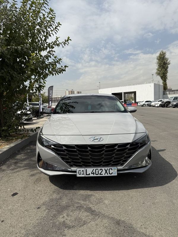 Hyundai elantra 2021 yil 83.000 km prabeg kraskasi toza zo'r holatda