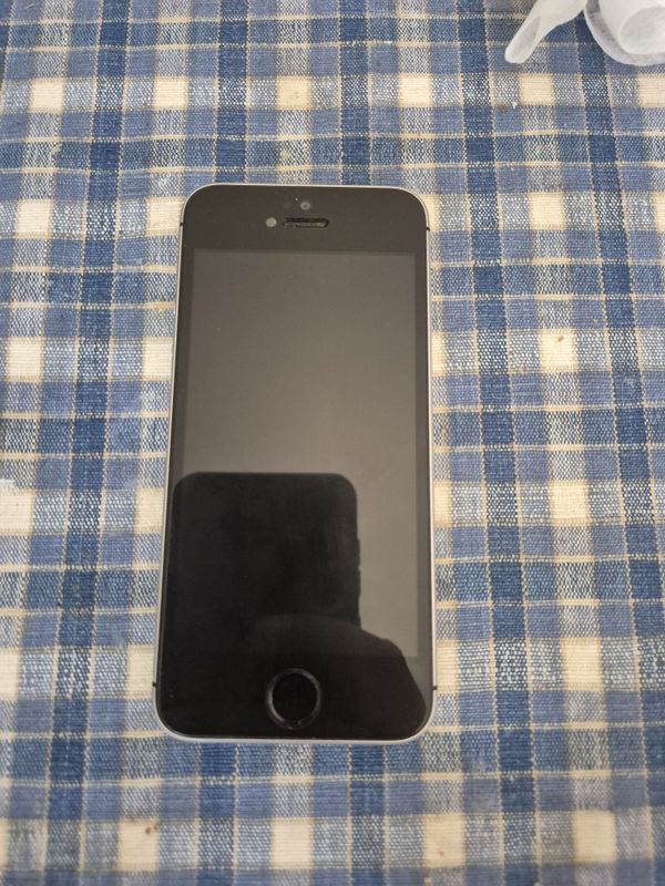 iPhone 5SE перфектум в хорошем состоянии