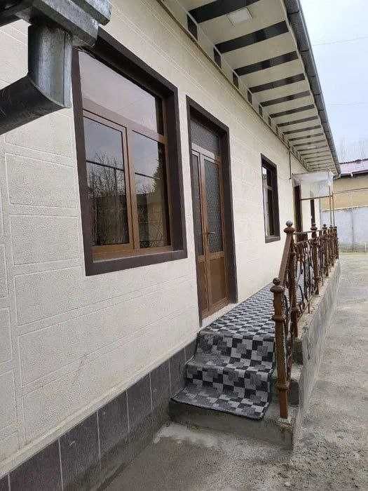Учкахрамон Постидан 5 км/ 5 сотих - 6 та хона - 2 та санузел. Учкахрамон Постидан 5 км/ 5 сотих - 6 та хона - 2 та санузел.