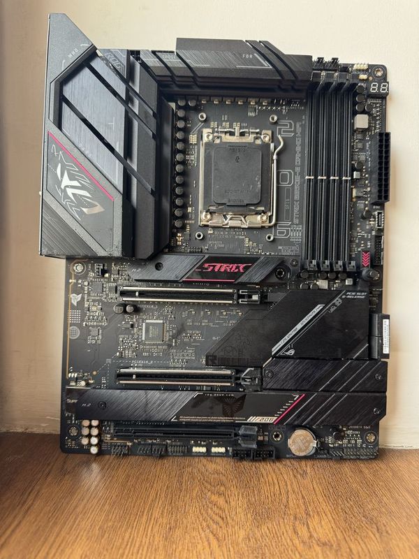 Asus ROG Strix B650E-E Gaming WIfI Asus ROG Strix B650E-E Gaming WIfI