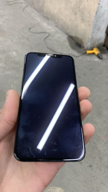 Iphone xs radnoy ekran sotiladi