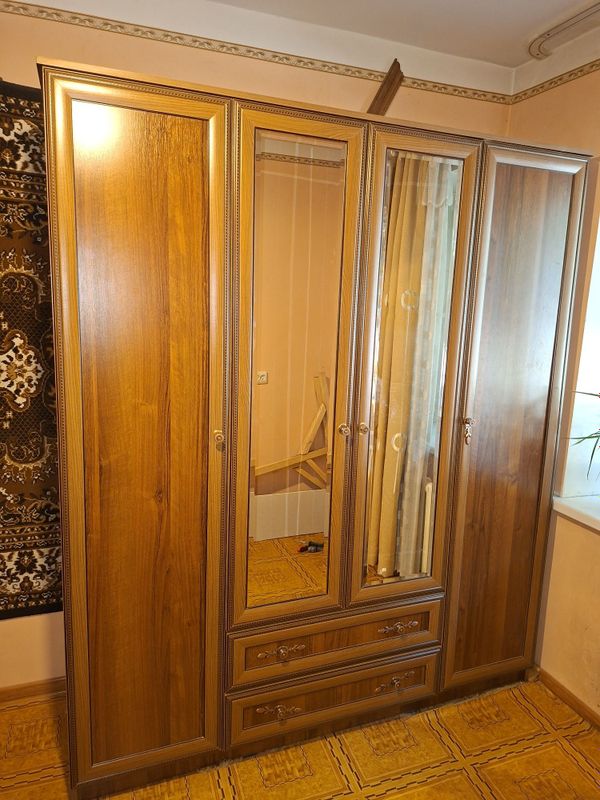 Срочно продам шифоньер почти в идеальном состоянии Срочно продам шифоньер почти в идеальном состоянии