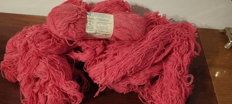 Продам полушерстяннную пряжу.