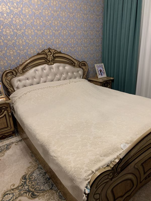 Двуспальный кроват с матрасом Двуспальный кроват с матрасом