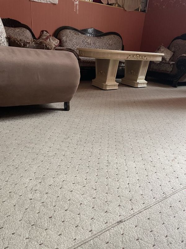 Divan sotiladi holati ortancha 400$ komplekt stoli blan Divan sotiladi holati ortancha 400$ komplekt stoli blan