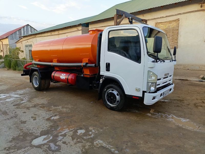 Isuzu. sesterna Isuzu. sesterna