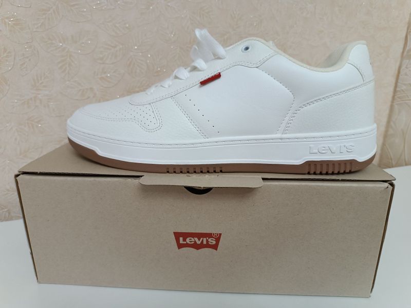 Кроссовки Levis 45 размер из Канады Кроссовки Levis 45 размер из Канады