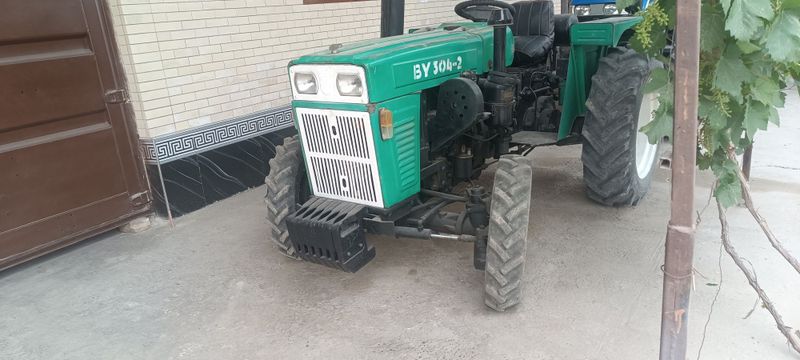 Bu 304-2 traktori Bu 304-2 traktori