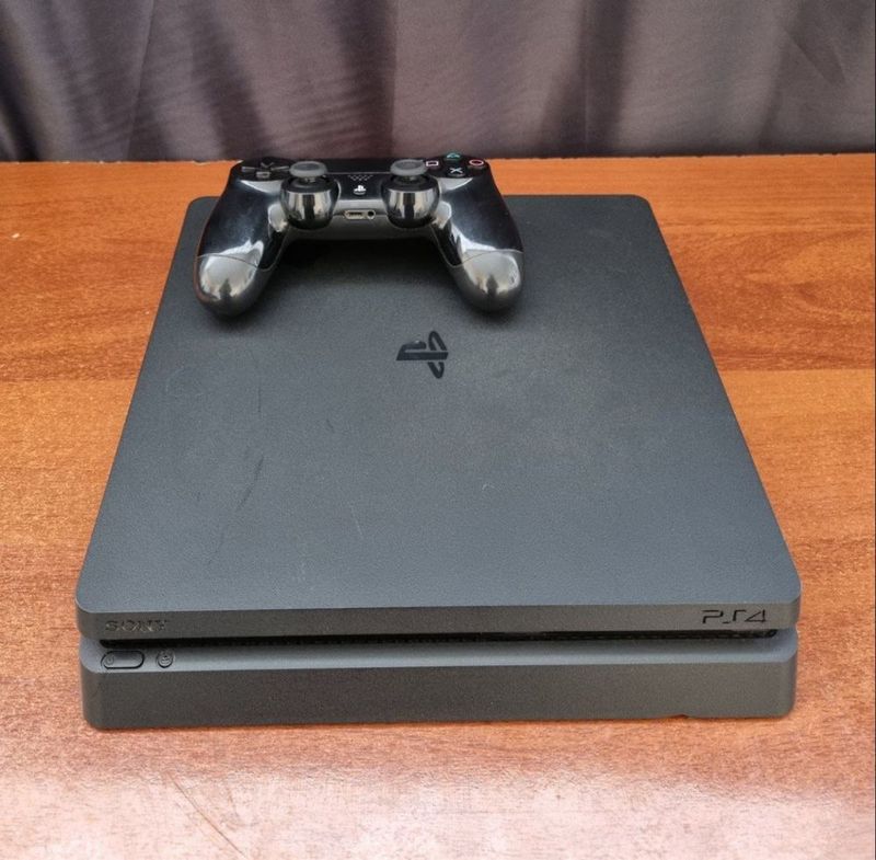Sotiladi playstation idial yangi hali 2 ta pulti bor obmen ham bor Sotiladi playstation idial yangi hali 2 ta pulti bor obmen ham bor