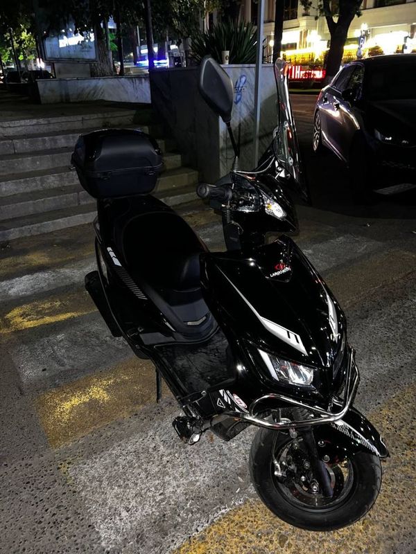Skuter Benzili Moped Skuter Benzili Moped