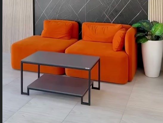 Iliq va yorqin rangdagi divan